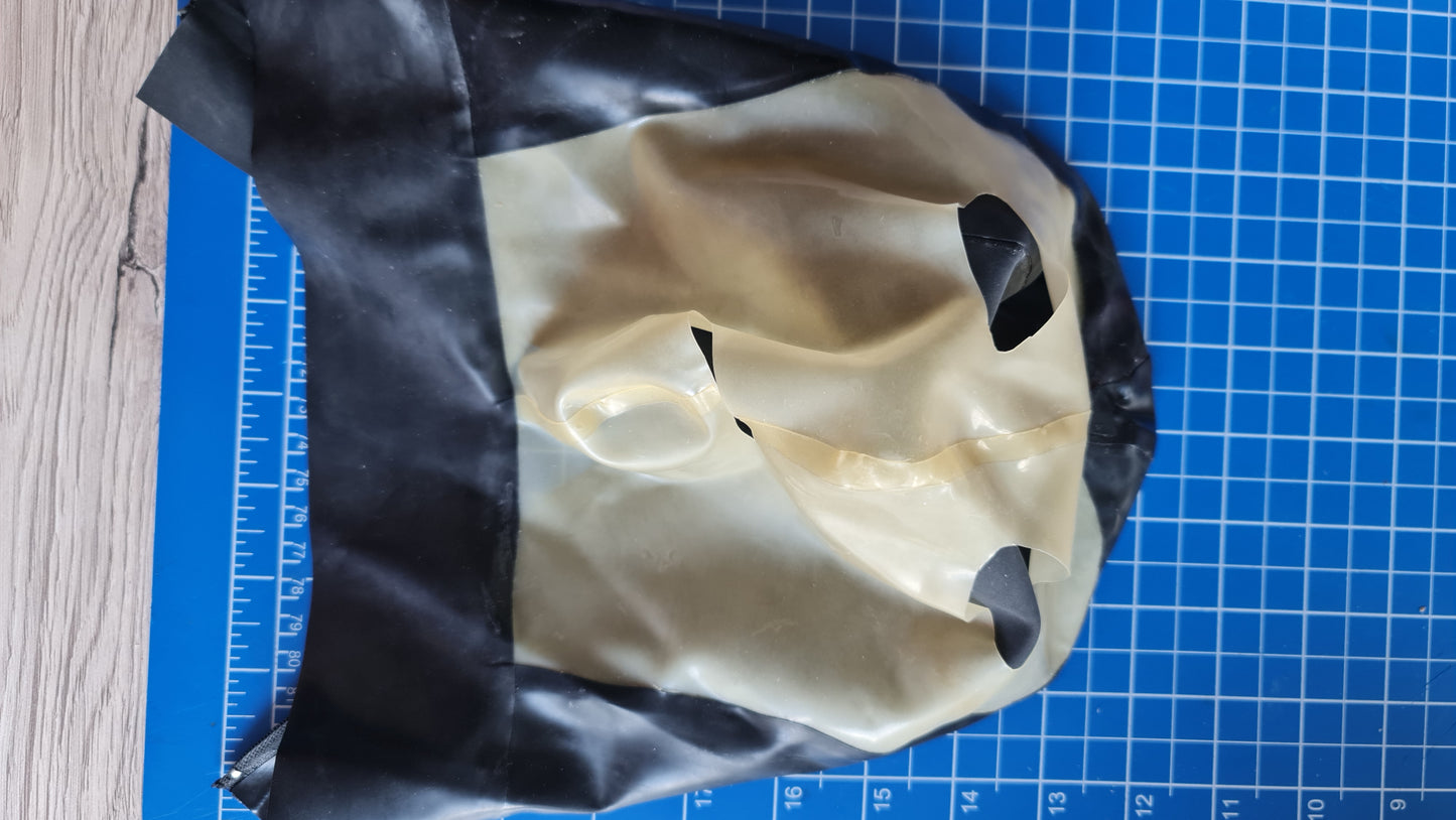 Mask with zipper